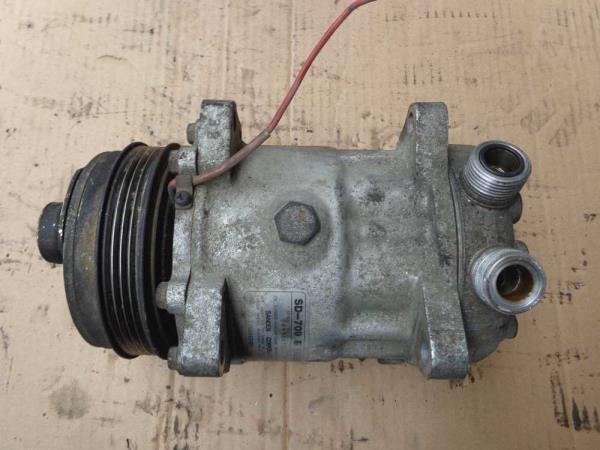 COMPRESSEUR DE CLIMATISATION RENAULT 2.1TD - Vue 2